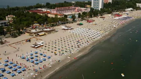 A început distracţia de vară cu maşini pe plaja din Mamaia. Doi şoferi au plătit amenzi usturătoare - FOTO