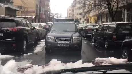 Maşina Jandarmeriei, pusă la punct de şoferii bucureşteni pentru că circula pe contrasens - VIDEO