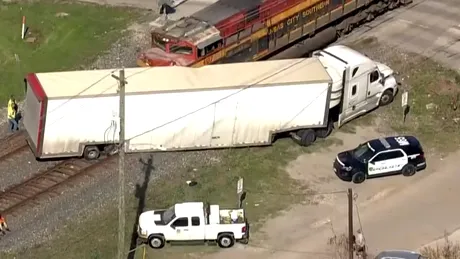 Un TIR încărcat cu mașini de colecție a fost lovit de tren - VIDEO