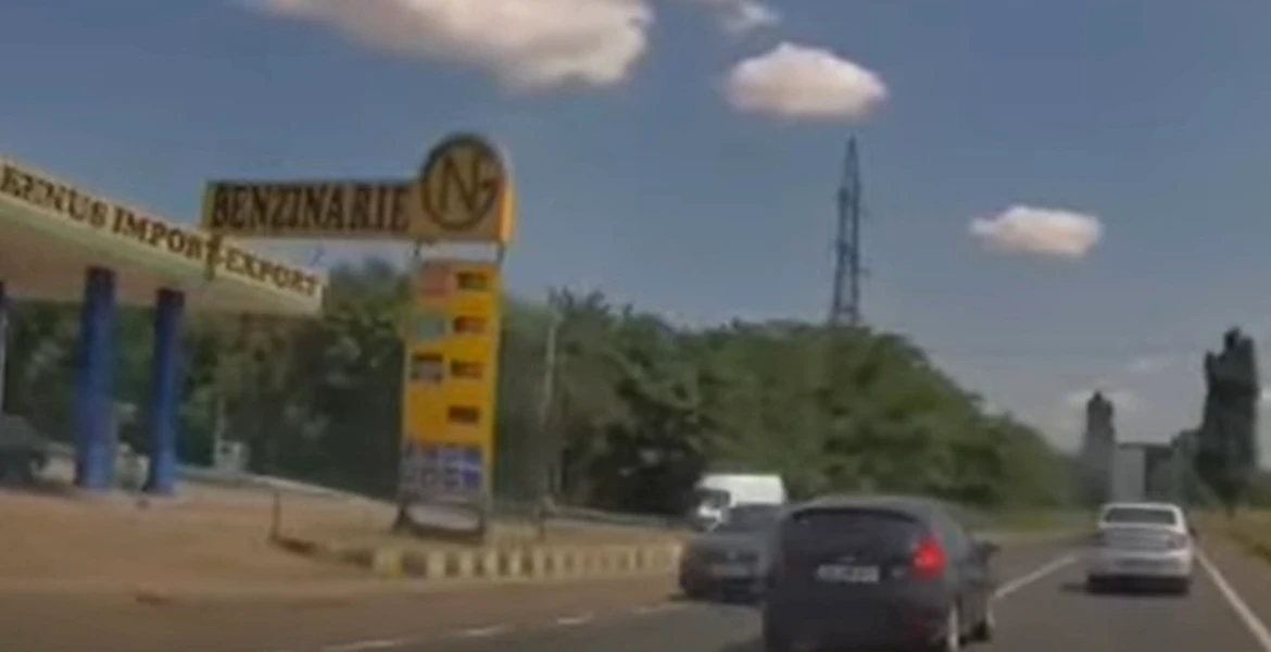 Așa se circulă în România. Momentul în care un șofer face două depășiri periculoase pe linia continuă – VIDEO
