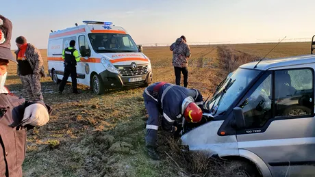 Accident bizar în Insula Mare a Brăilei. O autoutilitară s-a înfipt într-un mal de pământ - FOTO