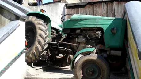 Accident - cu tractorul... pe scări!