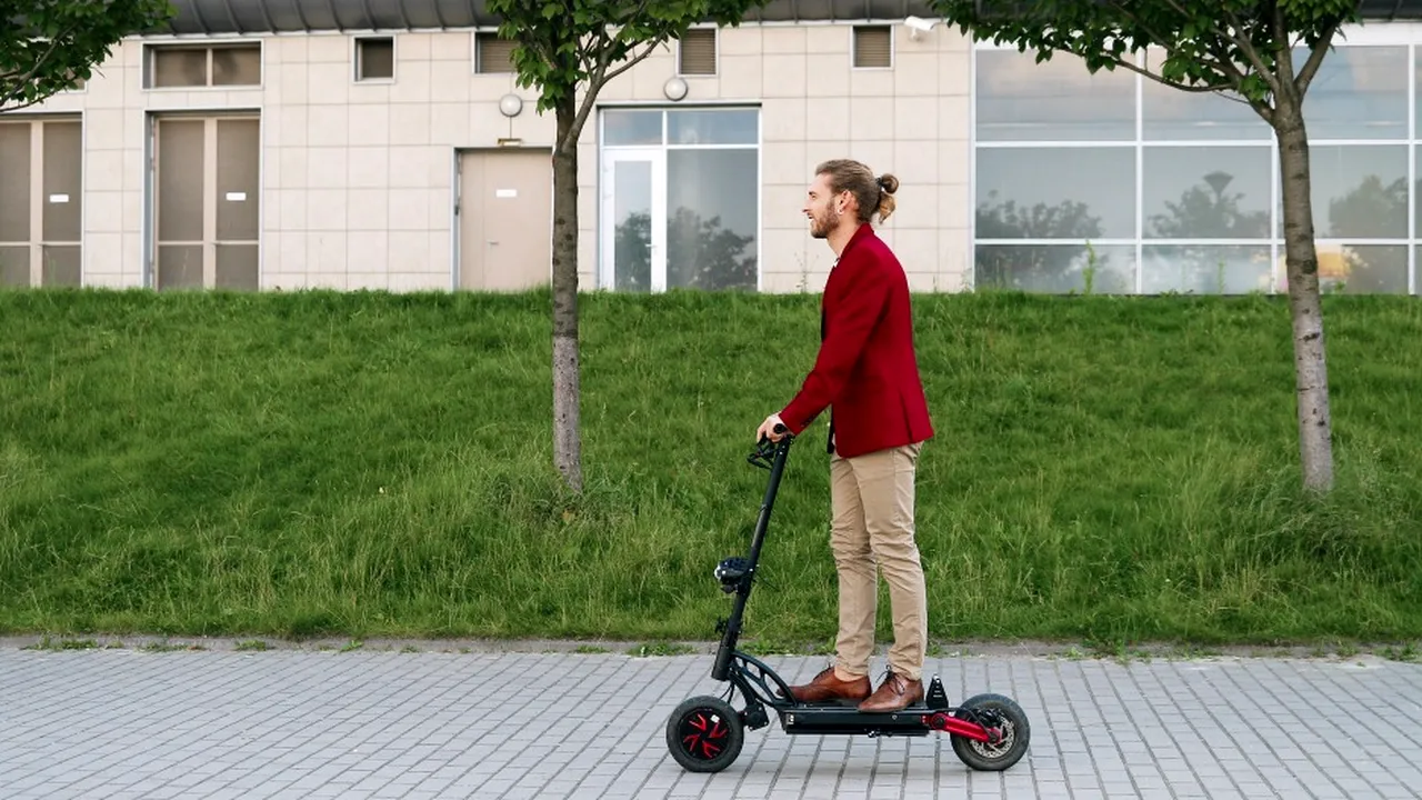 trotineta-electrică-vs-bicicleta-electrică--ce-să-alegi-pentru-transport-în-oraș 