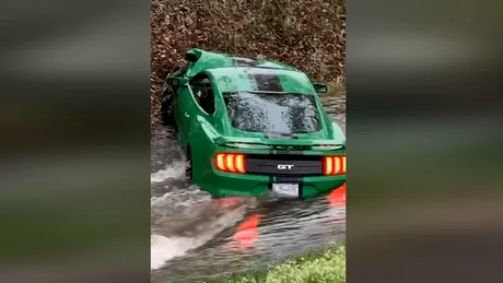 A vrut să se dea în spectacol cu noul său Ford Mustang. Mașina e bună acum de dat la fiare vechi