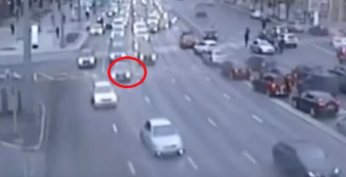 Accident misterios. O maşină s-a răsturnat în mod inexplicabil, după ce a plecat de la semafor – VIDEO
