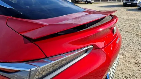 Misteriosul Lexus vândut de BT Leasing după 13.000 de km. Încă are foliile la interior