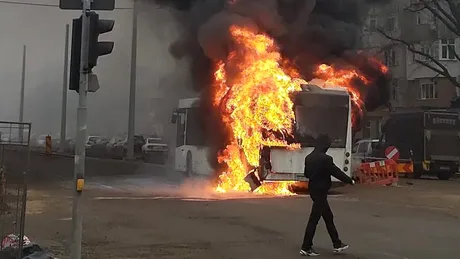 Incident grav în trafic. Un autobuz al societății de transport public a luat foc în mers - FOTO