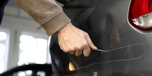 Ai găsit mașina vandalizată? Ce trebuie să faci și când poate interveni asigurarea auto