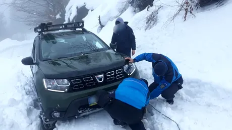 Turiști cu Dacia Duster salvați de jandarmii montani după ce au rămas blocați în zăpadă