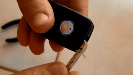 Cum se schimbă lamela la o cheie briceag de la VW, Skoda, Audi, Seat [VIDEO]