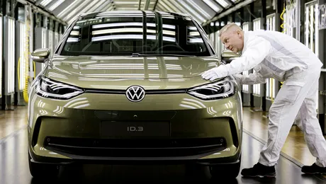 Volkswagen acordă bonus de angajare de 30.000 de euro, dar anunțul e primit cu huiduieli