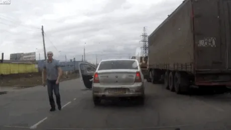 Rusia: A vrut să facă pe nebunul în trafic, dar a primit o lecţie de la şoferul unui Logan | VIDEO