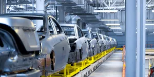 Infografic | Schimbare majoră în industria auto globală: Producătorii chinezi amenință supremația Toyota și Volkswagen. Cei mai mari producători auto ai lumii în perioada 2000 – 2025