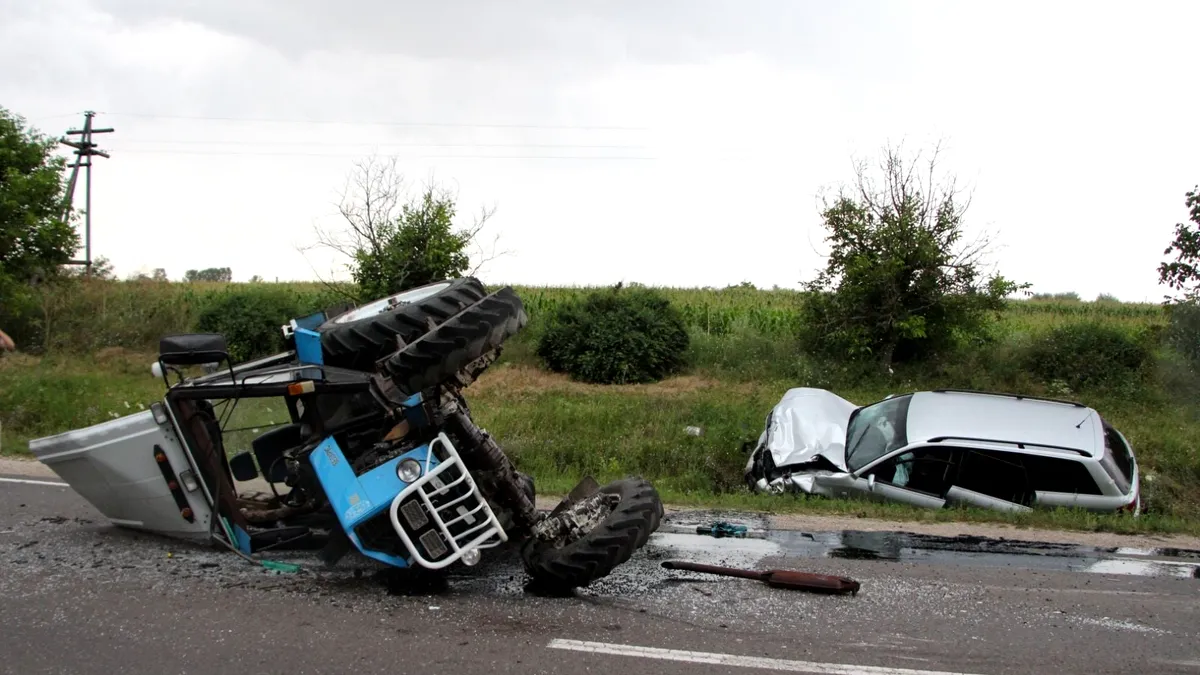 Un polițist a lovit un tractor și l-a răsturnat. Polițistul conducea un Audi