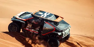 Dacia rămâne cu două echipaje în Raliul Dakar. Sebastien Loeb a abandonat din cauza avariilor suferite de mașină