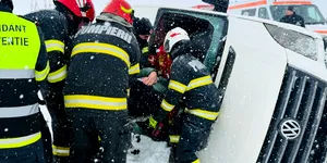 Microbuz cu 16 pasageri, răsturnat pe DN5, în zona Plopșoru. A fost activat Planul Roșu de Intervenție