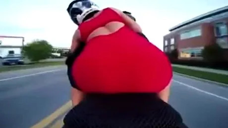 De ce tipele care merg pe motocicletă nu ar trebui să poarte fuste scurte | VIDEO
