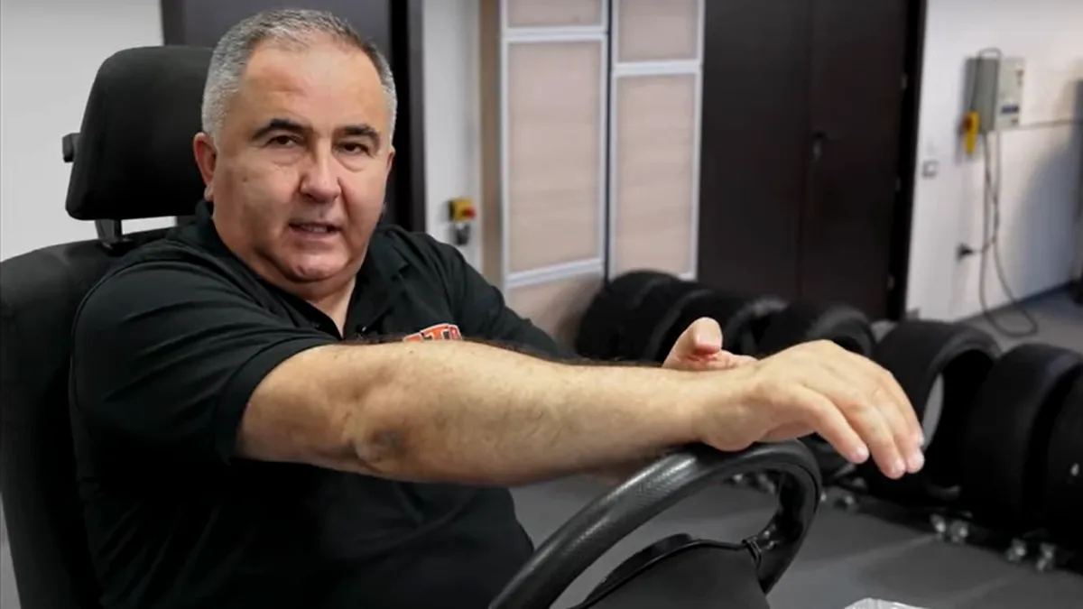 Care este poziția corectă în timpul condusului? Titi Aur arată cum trebuie ținută mâna pe volan | VIDEO