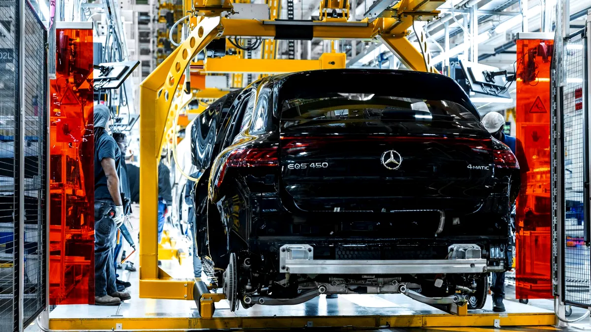 Mercedes-Benz va testa roboți umanoizi în fabricile sale din Germania și Ungaria. Aceștia se vor ocupa de sarcinile repetitive