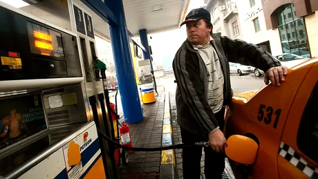 Benzinarii scumpesc carburanţii în lanţ după amenda fără precedent