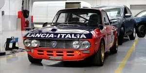 <span class='prepend'>Foto |</span> Un exemplar clasic Lancia Fulvia Coupe Rallye 1.6 HF, pregătit pentru Monte Carlo, documentat la RAR Grivița  