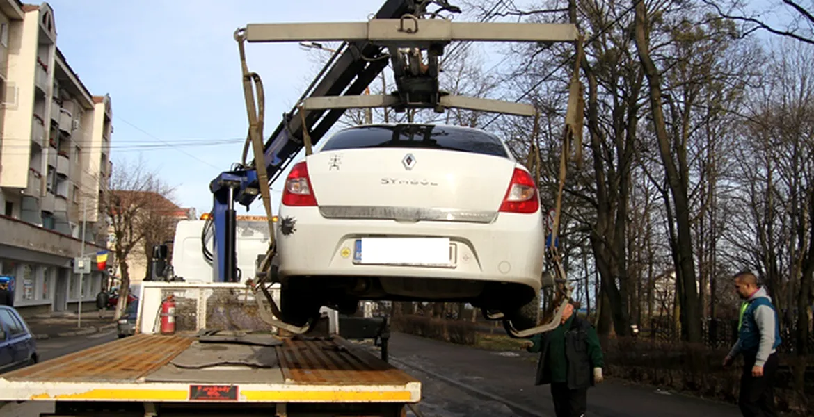 Poliţia Locală poate să ridice maşinile parcate neregulamentar. Cât te costă să-ţi recuperezi maşina