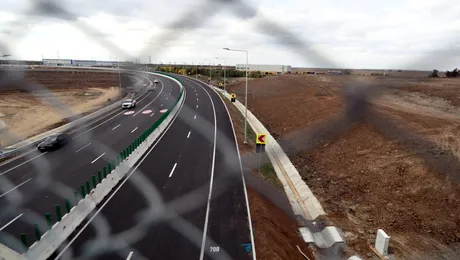 România tocmai a inaugurat o bucată de autostradă care nu poate fi folosită. Se termină în mijlocul câmpului