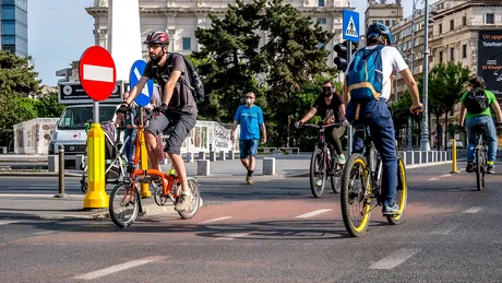 Pista de biciclete de pe bulevardul Elisabeta a fost trasată pe trotuar