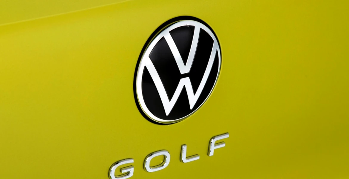 Imagini spion cu facelift-ul lui Volkswagen Golf. Modelul german primește faruri noi