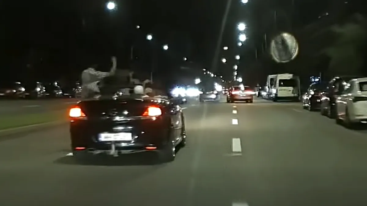 Video - Gest periculos într-o decapotabilă aflată în mers, la Drobeta-Turnu Severin. Poliția a deschis o anchetă