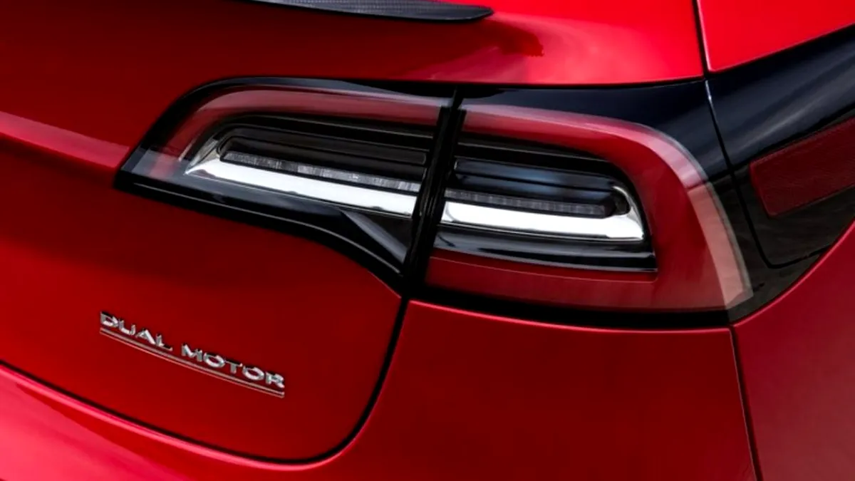Cum arată o parcare plină cu mașini Tesla în timp ce primesc un update - VIDEO