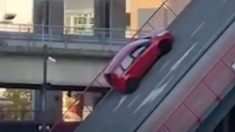 VIDEO. Șocant! O mașină s-a rostogolit după ce a căzut de pe un pod naval