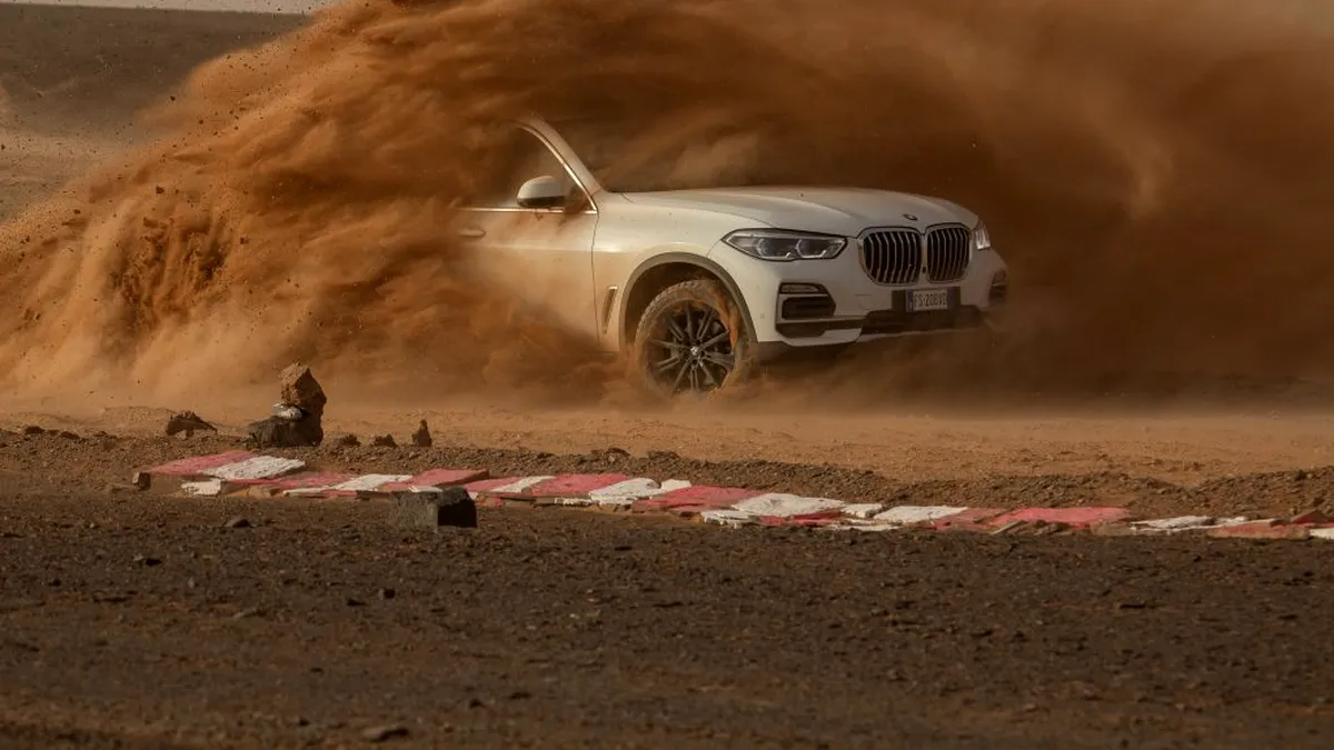 Test extrem. BMW a reprodus pentru noul X5 virajele de la Monza pe nisipul din Sahara - VIDEO