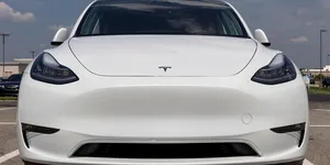 Tesla dată în judecată după ce un Model 3 a luat foc, ucigând un tată și un fiu