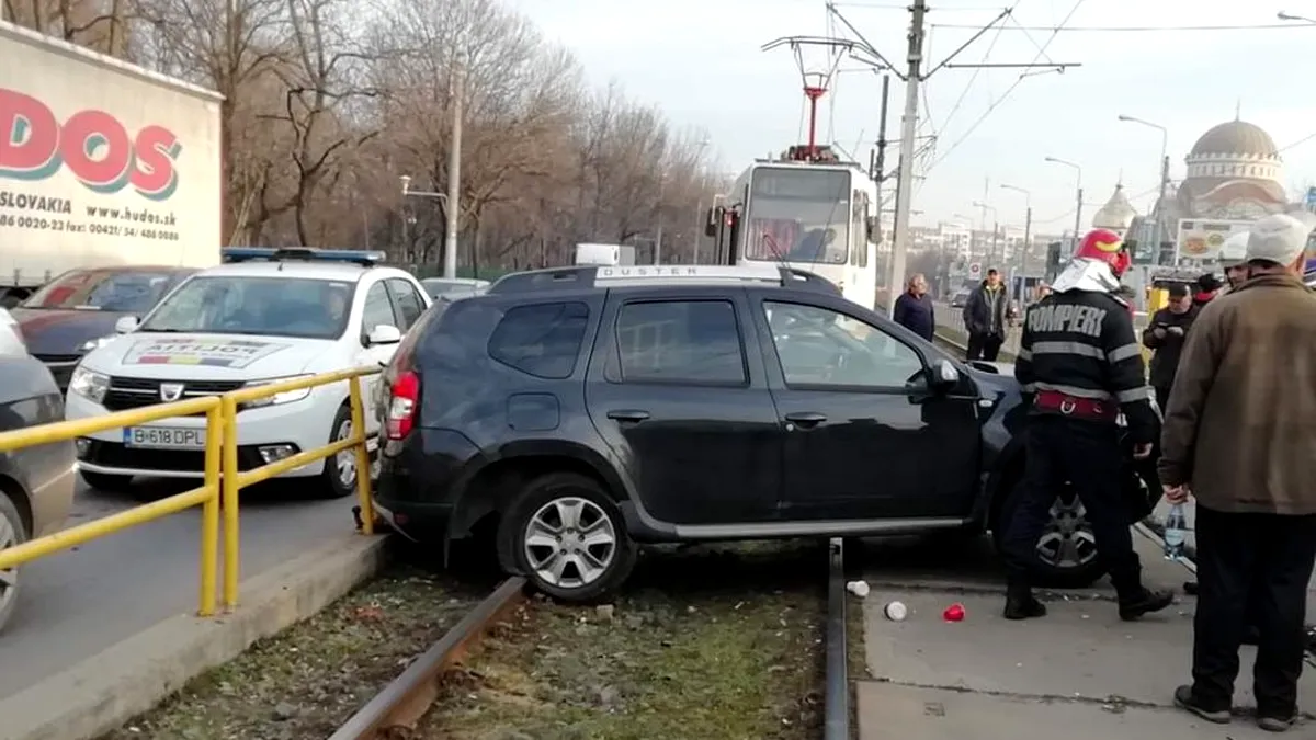 A apărut filmarea cu șoferița care a ajuns cu Dacia Duster pe linia de tramvai, rulând în marșarier