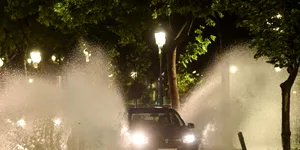Atenție, șoferi, este Cod Roșu de furtună! Brigada Rutieră avertizează: Ce NU TREBUIE să faci în aceste condiții