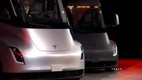 Tesla scoate primul camion. Are autonomie exagerată şi arată ca un OZN