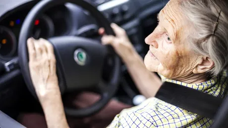 O bătrână de 71 de ani a fost prinsă băută la volan
