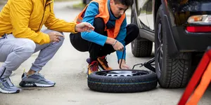 Într-o secundă, o pană îți poate opri călătoria. Ce servicii de asistență rutieră poți solicita