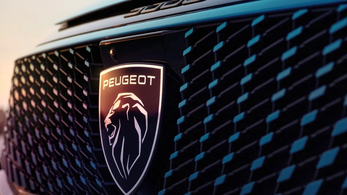 Peugeot prezintă interiorul viitorului SUV E-5008. Noul model folosește un ecran de 21 de inch - VIDEO