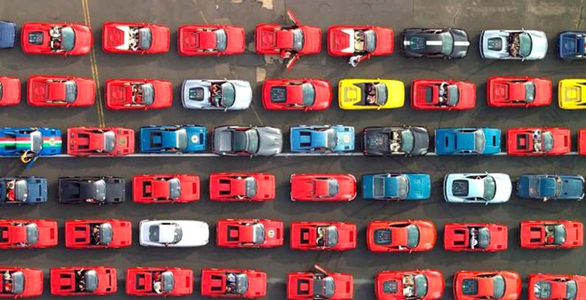 Record mondial: Cea mai mare paradă de maşini Ferrari