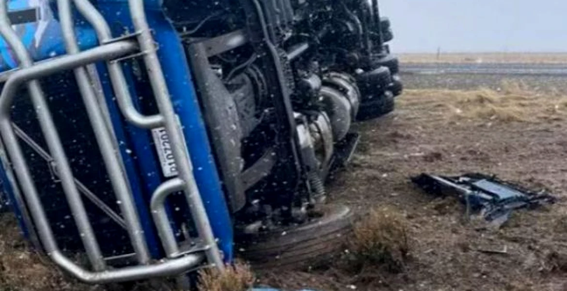 Un TIR condus de o șoferiță româncă, răsturnat de vânt în SUA