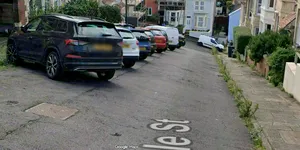 Strada e atât de abruptă încât localnicii poartă crampoane iar șoferii parchează mașinile de-a latul și speră să țină frânele