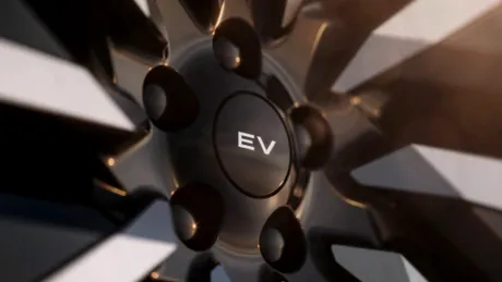 Avem primele imagini cu viitorul Range Rover electric. SUV-ul electric promite performanțe similare cu versiunea V8