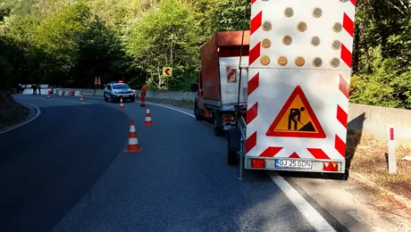Video – Continuă lucrările de protecție a versanților pe DN 7 Valea Oltului