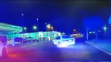 Tupeu fără limită! Un șofer face derapaje controlate în timp ce era urmărit de trei mașini de poliție și un elicopter - VIDEO