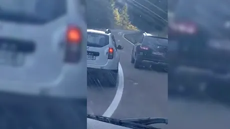 Maşină a MAI, filmată când depăşea pe linie continuă, într-o curbă fără vizibilitate - VIDEO