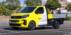 <span class='prepend'>Foto |</span> Autoutilitara Opel Vivaro este disponibilă și sub formă de camionetă. Vine cu un motor diesel de 2,2 litri sau în variantă electrică