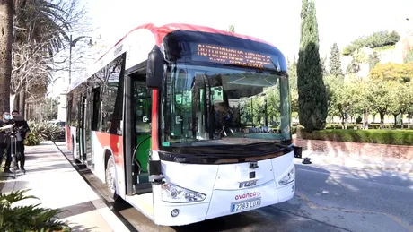 Un autobuz fără șofer a început să circule într-un oraș din Spania. Autovehiculul poate interacționa cu semafoarele