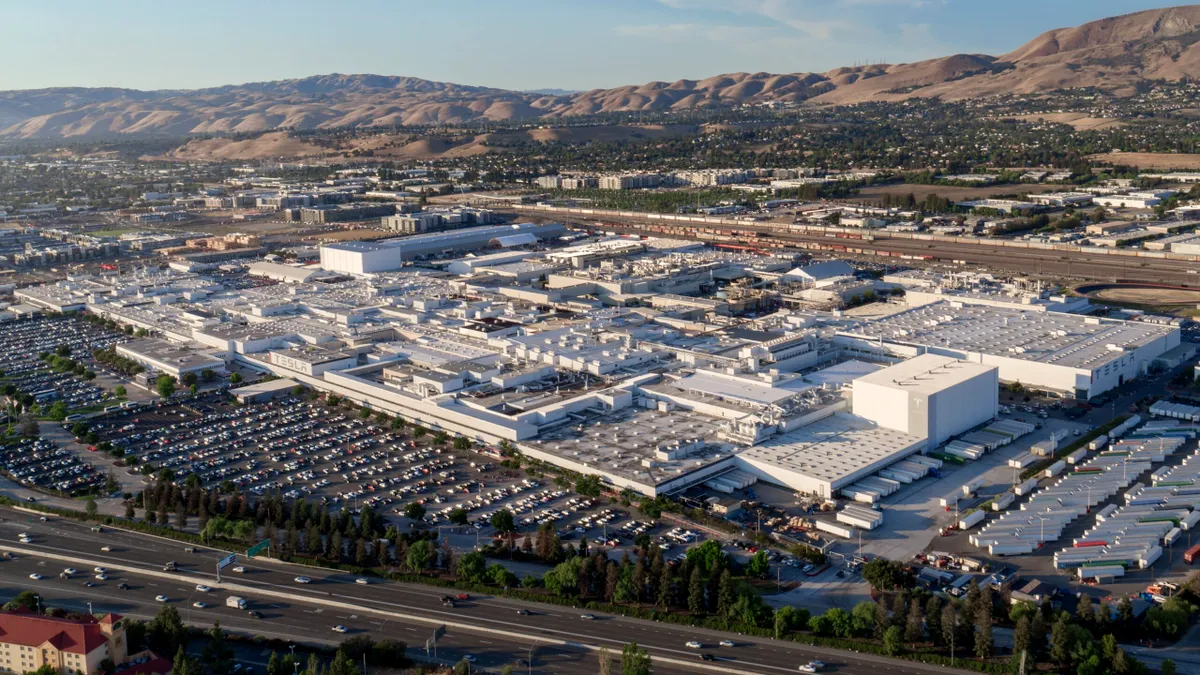 Fabrica Tesla din California, aflată lângă o școală, cere permisiunea pentru a polua de 13 ori mai mult decât o face acum